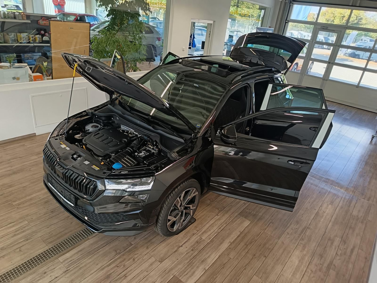 Skoda Karoq Sportline 2,0 TDI 4x4*AHK*PSD*STD.HZG*DCC* - SUV: foto 2 Skoda Karoq Sportline 2,0 TDI 4x4*AHK*PSD*STD.HZG*DCC* - SUV: foto 2