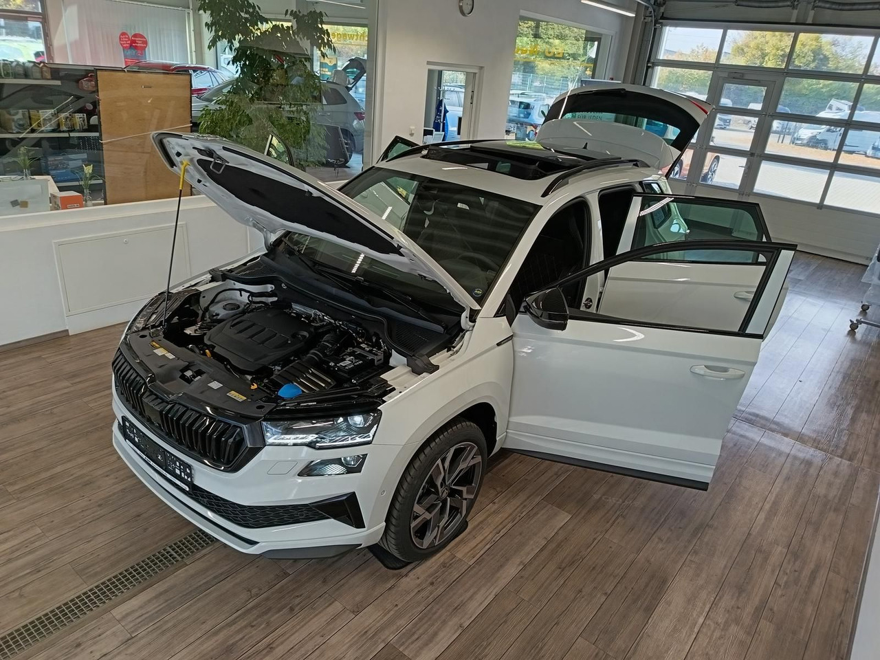 Skoda Karoq Sportline 2,0 TDI DSG 4x4*AHK*PSD*STD.HZG* - SUV: foto 2 Skoda Karoq Sportline 2,0 TDI DSG 4x4*AHK*PSD*STD.HZG* - SUV: foto 2