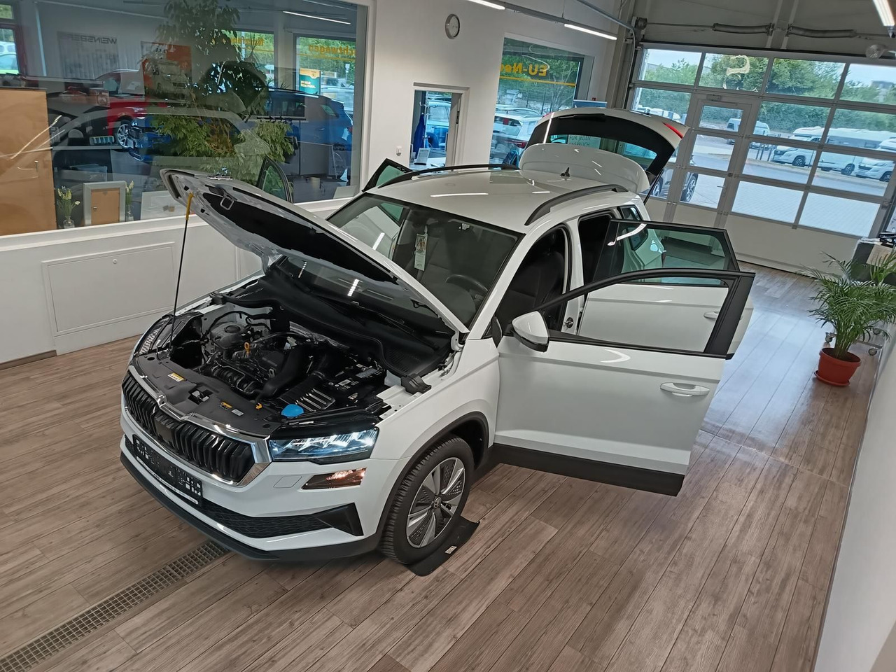 Skoda Karoq Style 1,5TSI DSG*AHK-VORBER*NAVI*LED*R-KAM - SUV: foto 2 Skoda Karoq Style 1,5TSI DSG*AHK-VORBER*NAVI*LED*R-KAM - SUV: foto 2