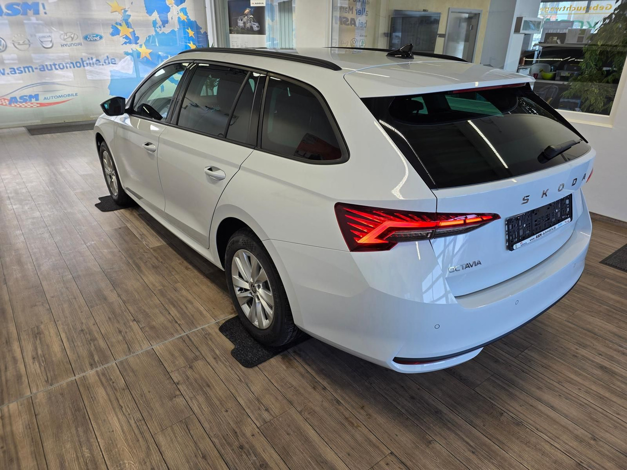 Skoda Octavia Combi Selection DSG*LED*ACC*WINTERPAKET* - Automóvel: foto 4 Skoda Octavia Combi Selection DSG*LED*ACC*WINTERPAKET* - Automóvel: foto 4