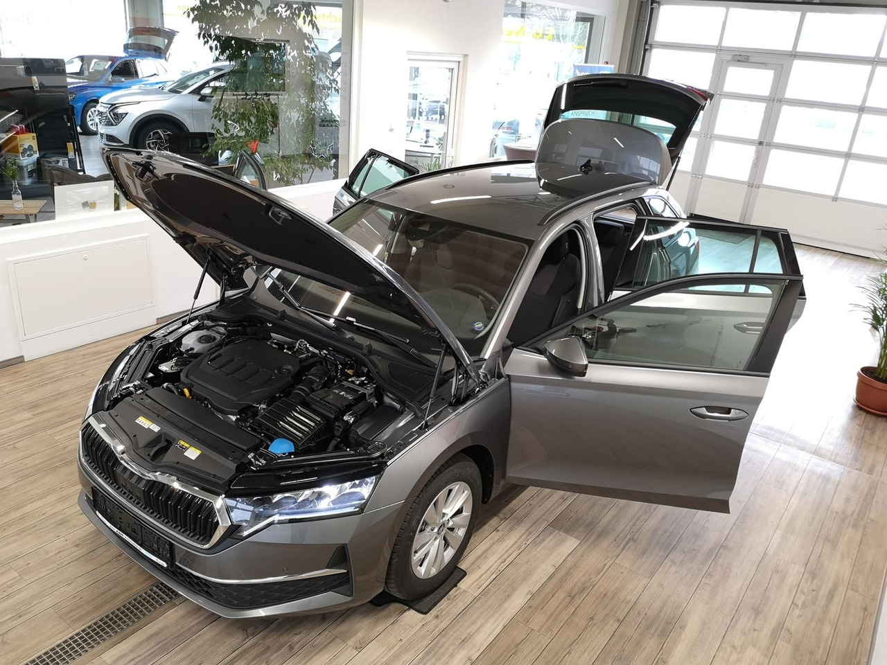 Skoda Octavia Combi Selection DSG*LED*ACC*WINTERPAKET* - Automóvel: foto 2 Skoda Octavia Combi Selection DSG*LED*ACC*WINTERPAKET* - Automóvel: foto 2