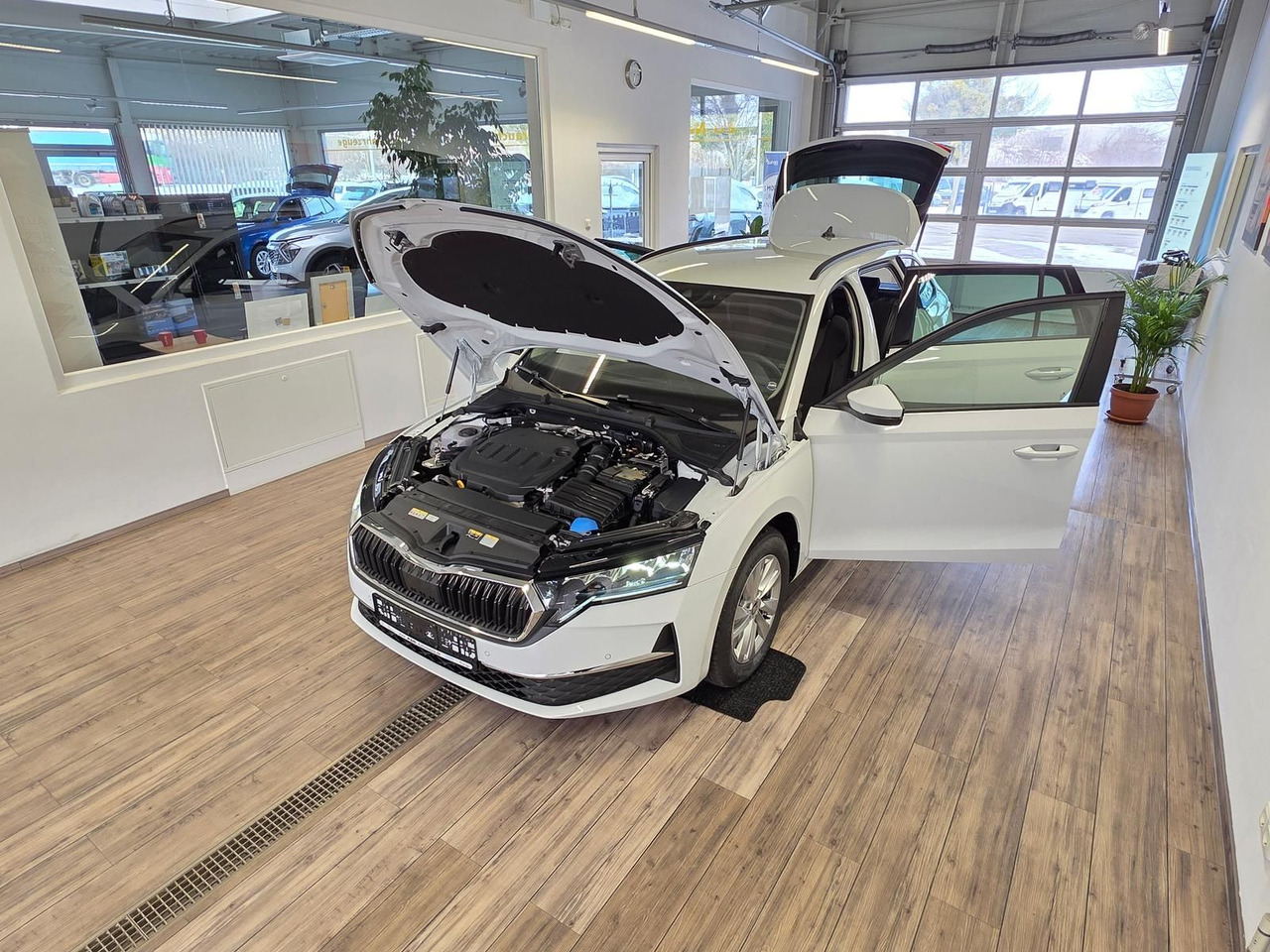 Skoda Octavia Combi Selection DSG*LED*ACC*WINTERPAKET* - Automóvel: foto 2 Skoda Octavia Combi Selection DSG*LED*ACC*WINTERPAKET* - Automóvel: foto 2