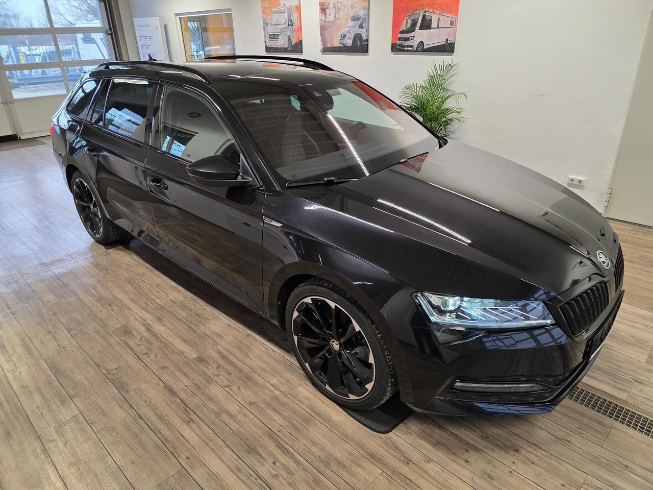 Skoda Superb Combi Sportline 2,0 TDI 4x4*PSD*360°*AHK* - Automóvel: foto 3 Skoda Superb Combi Sportline 2,0 TDI 4x4*PSD*360°*AHK* - Automóvel: foto 3