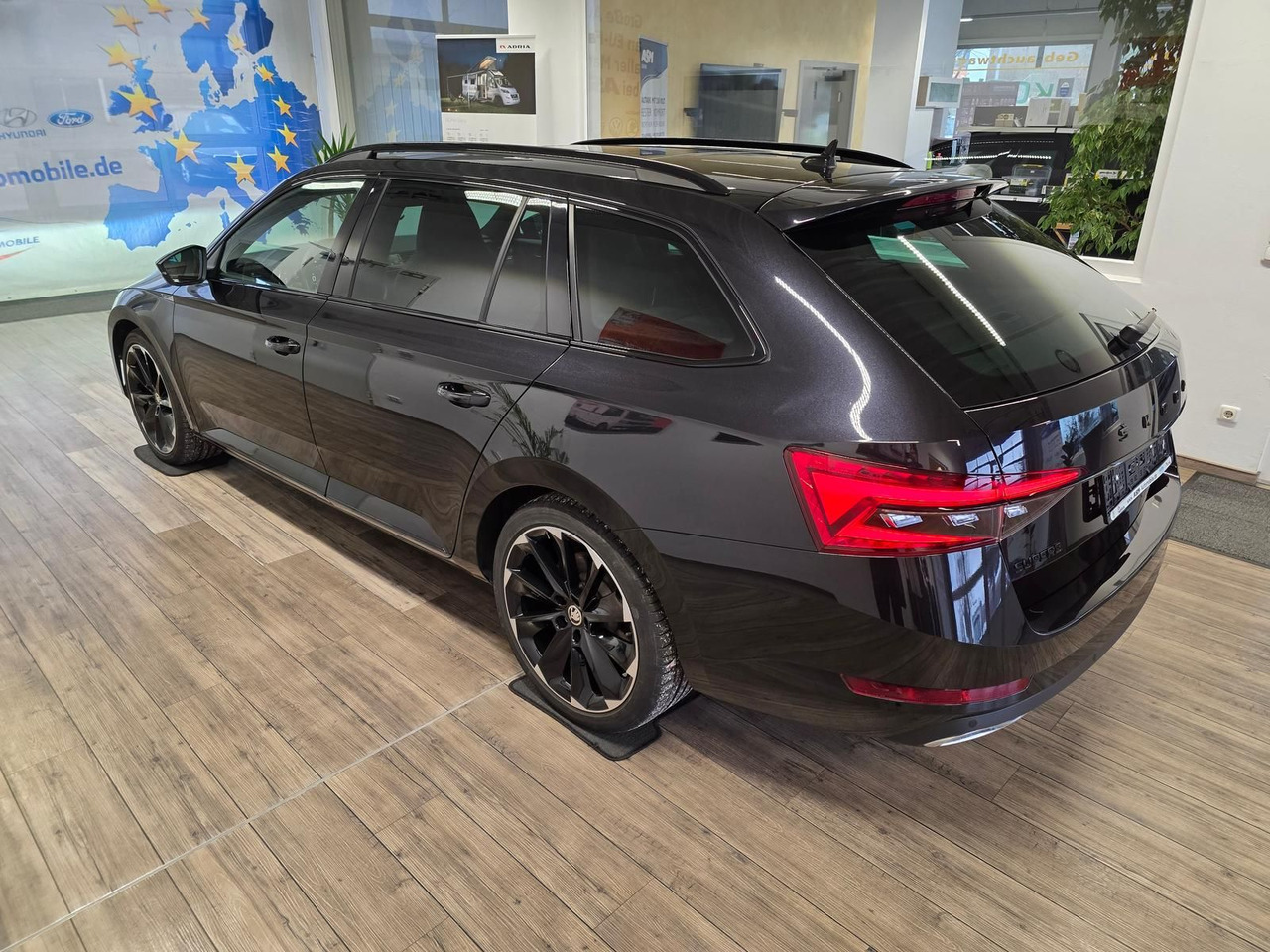 Skoda Superb Combi Sportline 2,0 TDI 4x4*PSD*360°*AHK* - Automóvel: foto 4 Skoda Superb Combi Sportline 2,0 TDI 4x4*PSD*360°*AHK* - Automóvel: foto 4