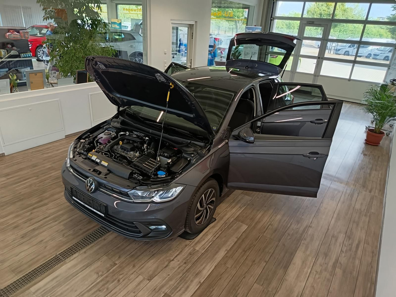 Volkswagen Polo Life 1.0 TSI 70kW DSG*LED*ACC*R-KAM*DAB*PDC - Automóvel: foto 2 Volkswagen Polo Life 1.0 TSI 70kW DSG*LED*ACC*R-KAM*DAB*PDC - Automóvel: foto 2