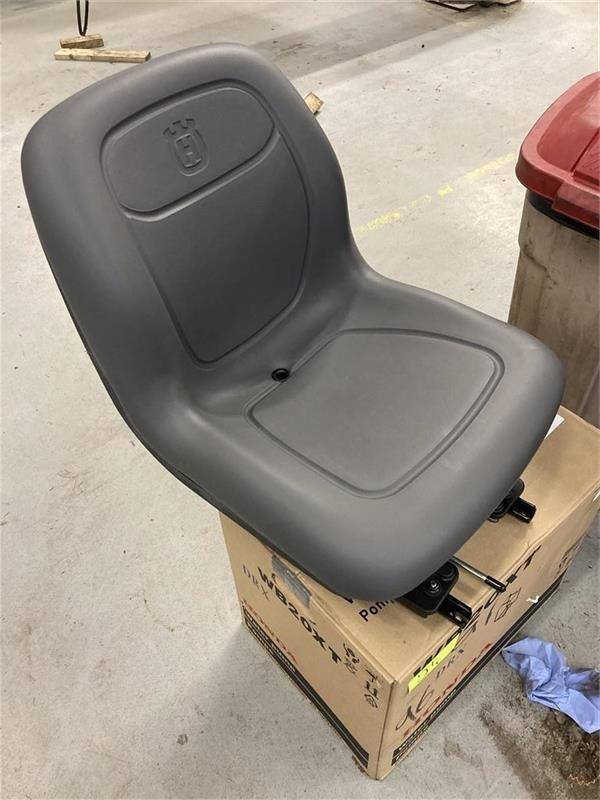 Husqvarna P524X Efi Sæde - Fabriksnyt 591352601 - Banco de Máquina agrícola: foto 1 Husqvarna P524X Efi Sæde - Fabriksnyt 591352601 - Banco de Máquina agrícola: foto 1