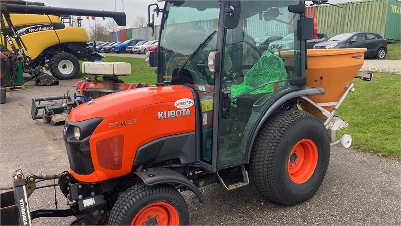 Kubota STW37 Kompakttraktor  - Trator municipal: foto 1 Kubota STW37 Kompakttraktor  - Trator municipal: foto 1