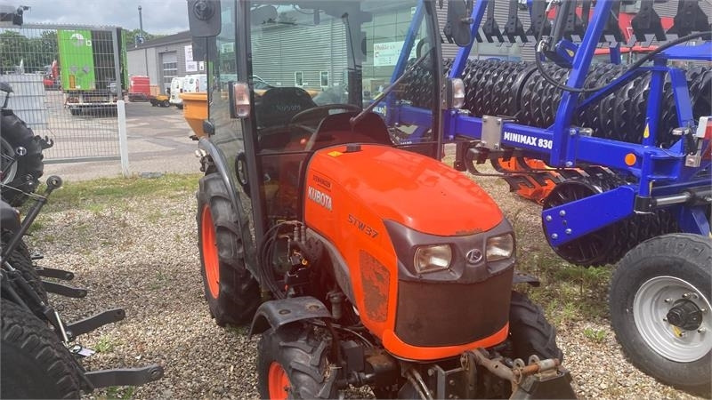 Kubota STW37 Kun 1144 timer STW37 - Trator municipal: foto 1 Kubota STW37 Kun 1144 timer STW37 - Trator municipal: foto 1