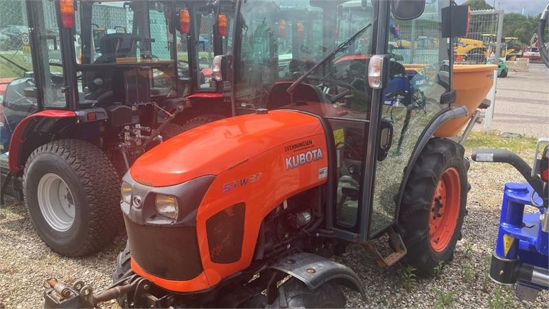 Kubota STW37 Kun 1144 timer STW37 - Trator municipal: foto 2 Kubota STW37 Kun 1144 timer STW37 - Trator municipal: foto 2