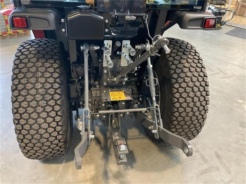 Massey Ferguson 1740 HC Frontlift/pto og 150 cm fejemaskine - Trator municipal: foto 5 Massey Ferguson 1740 HC Frontlift/pto og 150 cm fejemaskine - Trator municipal: foto 5