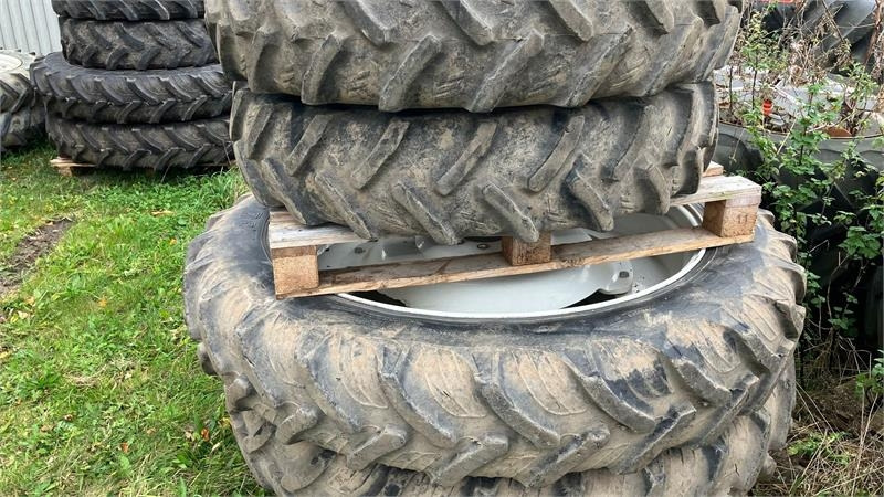 Taurus 270/95R32 - 300/95R46 - Pneu de Máquina agrícola: foto 1 Taurus 270/95R32 - 300/95R46 - Pneu de Máquina agrícola: foto 1