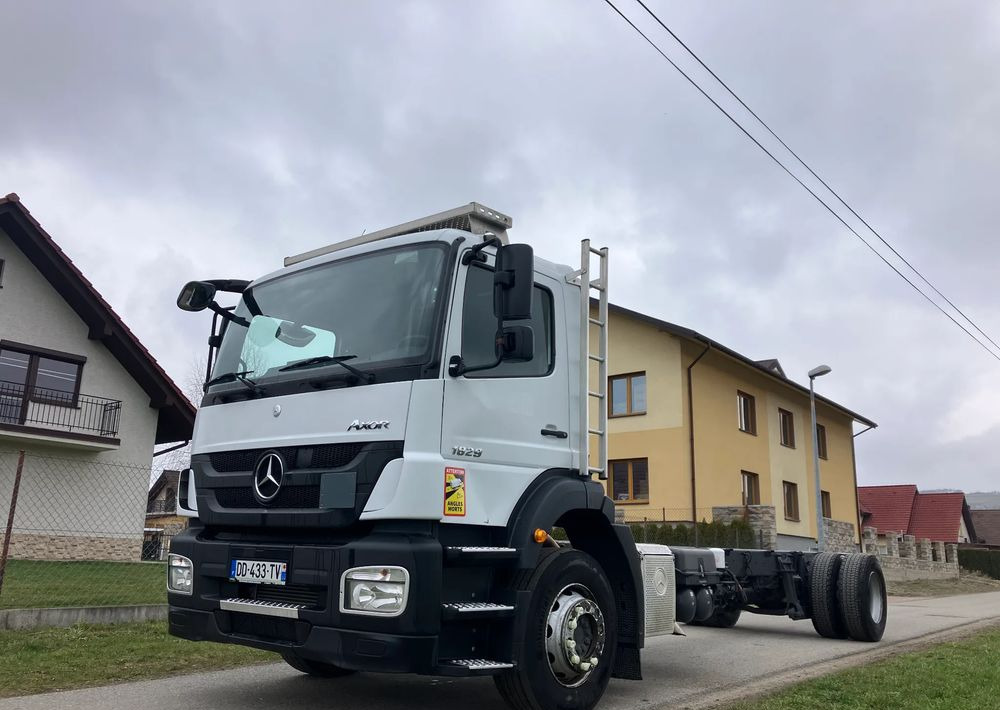 Mercedes-Benz Mercedes Axor 1829 Rama do zabudowy kiper beczka hakowiec laweta - Caminhão chassi: foto 2 Mercedes-Benz Mercedes Axor 1829 Rama do zabudowy kiper beczka hakowiec laweta - Caminhão chassi: foto 2
