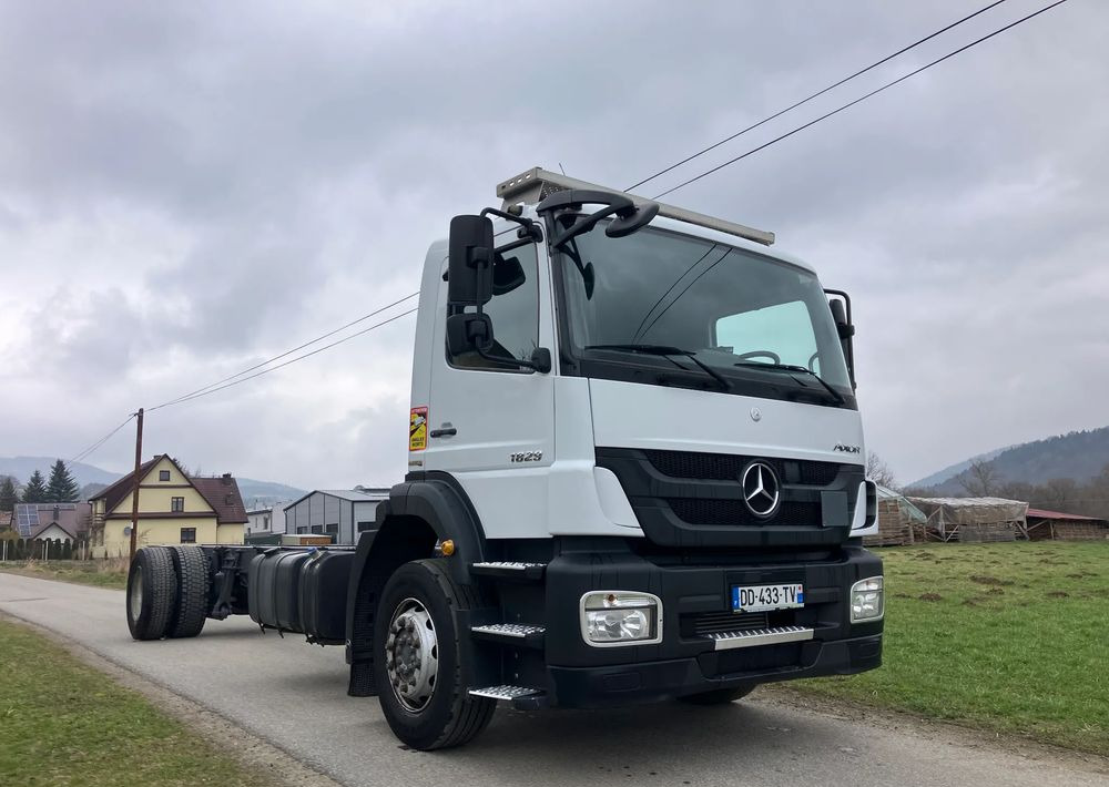 Mercedes-Benz Mercedes Axor 1829 Rama do zabudowy kiper beczka hakowiec laweta - Caminhão chassi: foto 1 Mercedes-Benz Mercedes Axor 1829 Rama do zabudowy kiper beczka hakowiec laweta - Caminhão chassi: foto 1