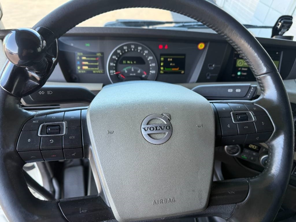 Caminhão furgão Volvo FH 540 6x2: foto 15