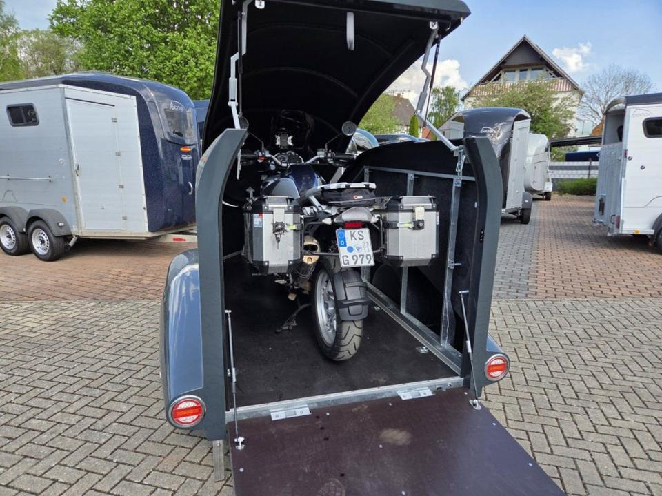 PKW Anhänger geschlossen Motorrad Mieten Leihen 1000kg 100km/h - Reboque para moto: foto 1 PKW Anhänger geschlossen Motorrad Mieten Leihen 1000kg 100km/h - Reboque para moto: foto 1