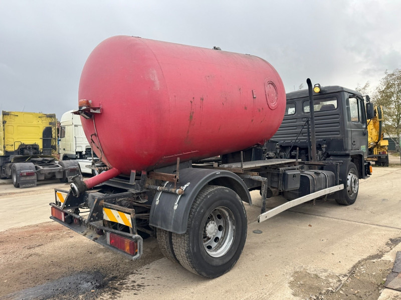 MAN 18.232 (8000 L / 6 CYLINDER WITH MANUAL PUMP / STEEL SUSPENSION) - Caminhão limpa fossa: foto 5 MAN 18.232 (8000 L / 6 CYLINDER WITH MANUAL PUMP / STEEL SUSPENSION) - Caminhão limpa fossa: foto 5