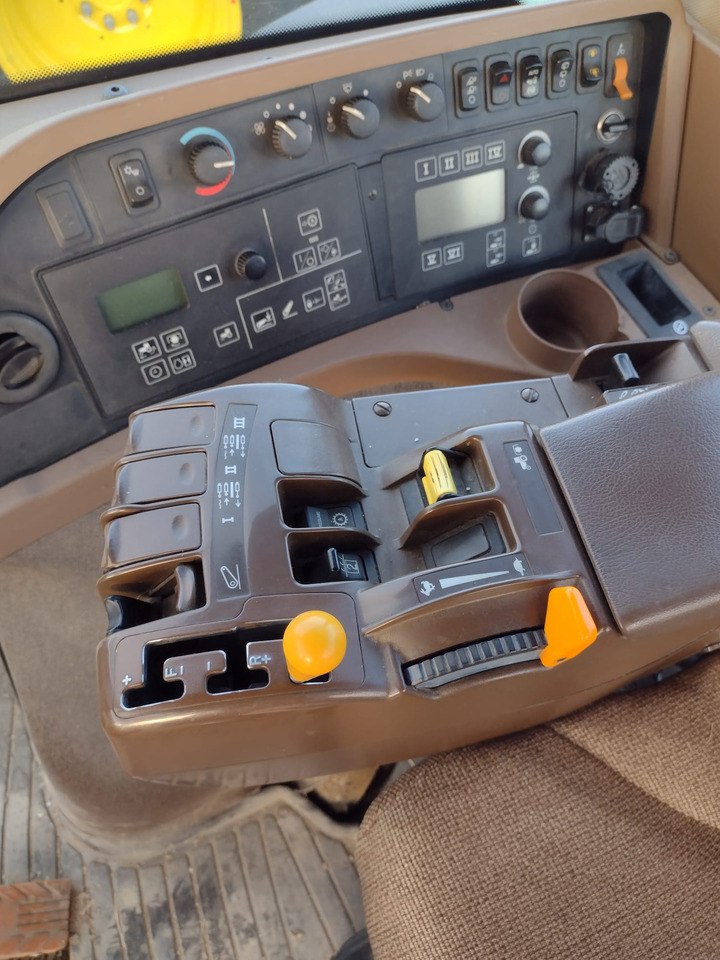 JOHN DEERE 8230 - Trator: foto 4 JOHN DEERE 8230 - Trator: foto 4