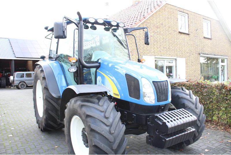 New Holland T5050 - Trator: foto 1 New Holland T5050 - Trator: foto 1