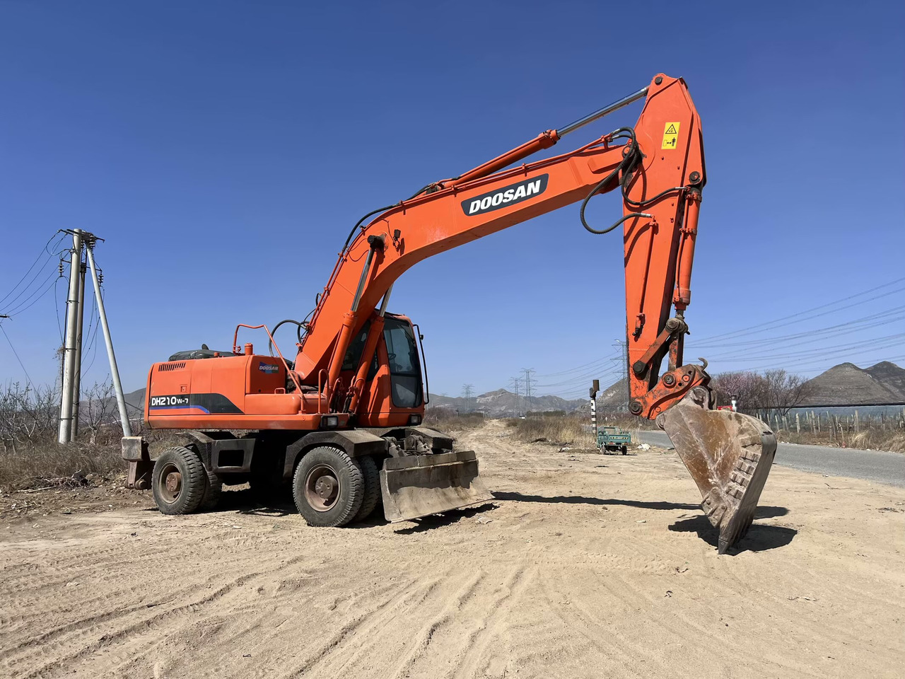 DOOSAN 210w-7 - Escavadeira de rodas: foto 2 DOOSAN 210w-7 - Escavadeira de rodas: foto 2