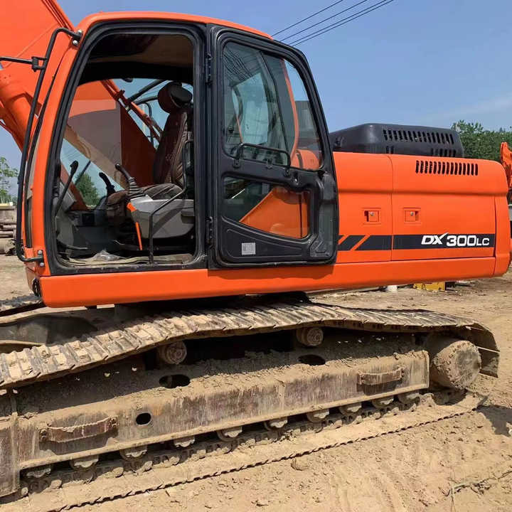 Used Digger DOOSAN DX300 Construction Machinery Construction Digger Used DOOSAN DX300 Cheap Excavator - Escavadora de rastos: foto 1 Used Digger DOOSAN DX300 Construction Machinery Construction Digger Used DOOSAN DX300 Cheap Excavator - Escavadora de rastos: foto 1