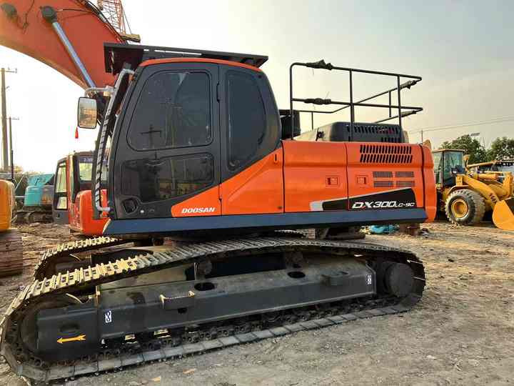 Used Digger DOOSAN DX300 Construction Machinery Construction Digger Used DOOSAN DX300 Cheap Excavator - Escavadora de rastos: foto 2 Used Digger DOOSAN DX300 Construction Machinery Construction Digger Used DOOSAN DX300 Cheap Excavator - Escavadora de rastos: foto 2