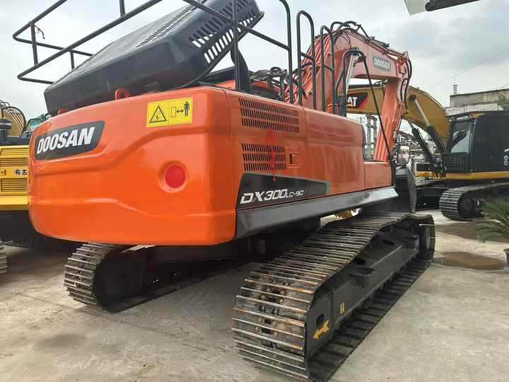 Used Digger DOOSAN DX300 Construction Machinery Construction Digger Used DOOSAN DX300 Cheap Excavator - Escavadora de rastos: foto 2 Used Digger DOOSAN DX300 Construction Machinery Construction Digger Used DOOSAN DX300 Cheap Excavator - Escavadora de rastos: foto 2