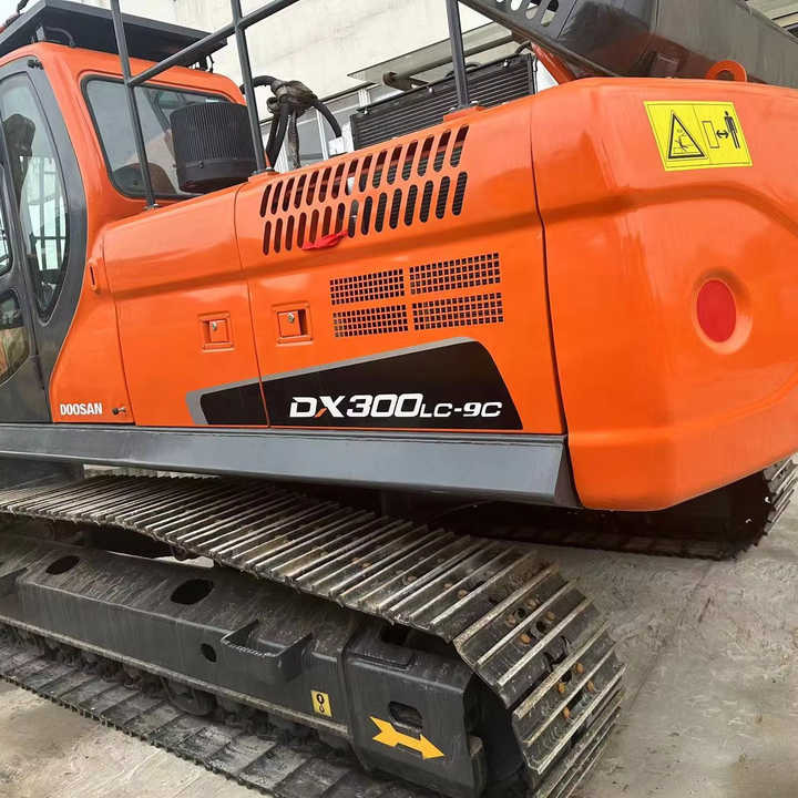 Used Digger DOOSAN DX300 Construction Machinery Construction Digger Used DOOSAN DX300 Cheap Excavator - Escavadora de rastos: foto 1 Used Digger DOOSAN DX300 Construction Machinery Construction Digger Used DOOSAN DX300 Cheap Excavator - Escavadora de rastos: foto 1