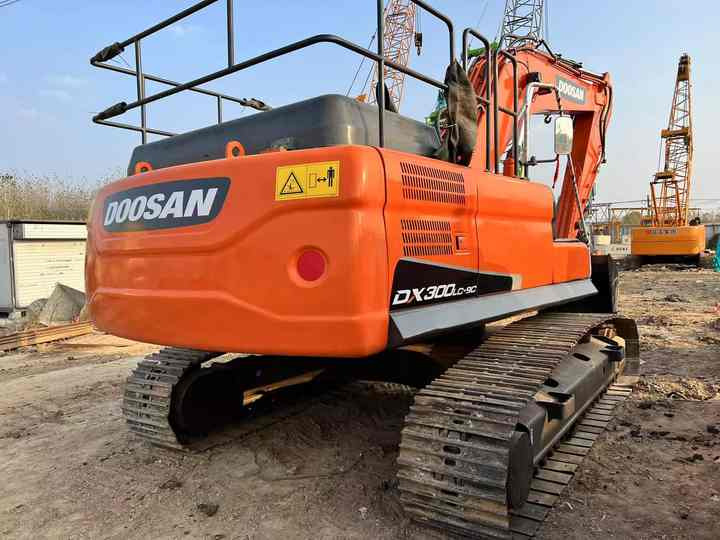 Used Digger DOOSAN DX300 Construction Machinery Construction Digger Used DOOSAN DX300 Cheap Excavator - Escavadora de rastos: foto 3 Used Digger DOOSAN DX300 Construction Machinery Construction Digger Used DOOSAN DX300 Cheap Excavator - Escavadora de rastos: foto 3
