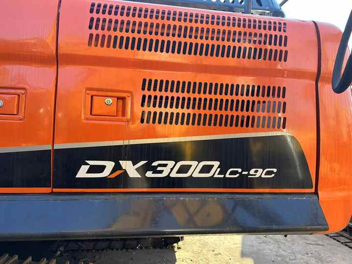 Used Digger DOOSAN DX300 Construction Machinery Construction Digger Used DOOSAN DX300 Cheap Excavator - Escavadora de rastos: foto 3 Used Digger DOOSAN DX300 Construction Machinery Construction Digger Used DOOSAN DX300 Cheap Excavator - Escavadora de rastos: foto 3
