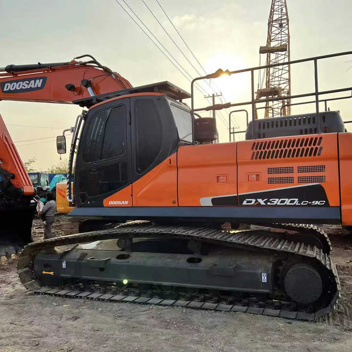 Used Digger DOOSAN DX300 Construction Machinery Construction Digger Used DOOSAN DX300 Cheap Excavator - Escavadora de rastos: foto 1 Used Digger DOOSAN DX300 Construction Machinery Construction Digger Used DOOSAN DX300 Cheap Excavator - Escavadora de rastos: foto 1