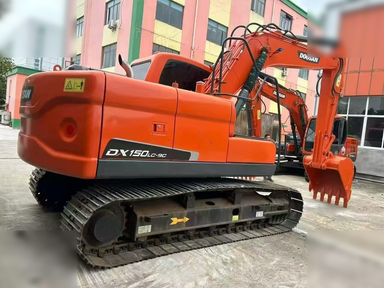 DOOSAN DX150W-9C - Escavadeira de rodas: foto 2 DOOSAN DX150W-9C - Escavadeira de rodas: foto 2