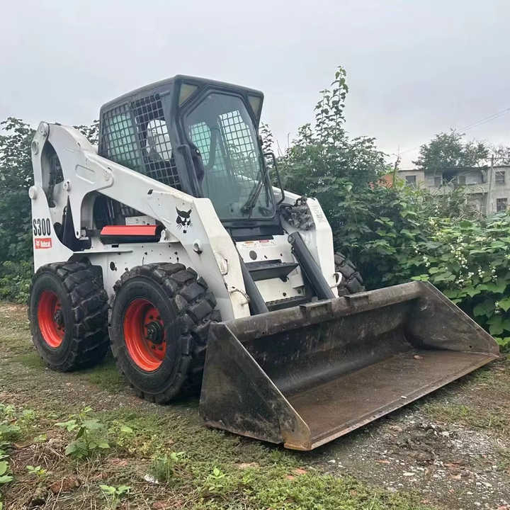 Second Hand BOBCAT S300 Skid-steer Loader with Very Good Performance Is for Sale at a Low Price - Mini carregadeira: foto 1 Second Hand BOBCAT S300 Skid-steer Loader with Very Good Performance Is for Sale at a Low Price - Mini carregadeira: foto 1