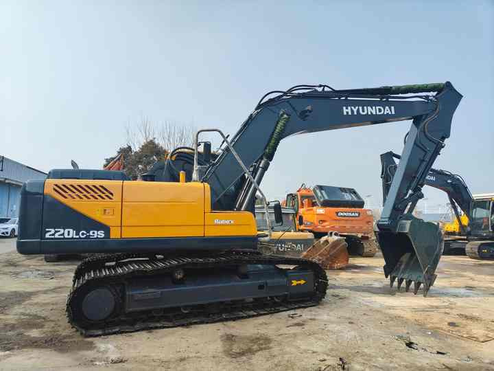 Second-hand Korean Hyundai 200LC-9S Excavator of Excellent Quality Is on Hot Sale at a Low Price - Escavadora de rastos: foto 4 Second-hand Korean Hyundai 200LC-9S Excavator of Excellent Quality Is on Hot Sale at a Low Price - Escavadora de rastos: foto 4