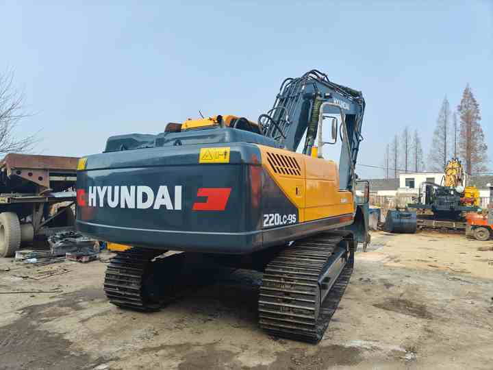 Second-hand Korean Hyundai 200LC-9S Excavator of Excellent Quality Is on Hot Sale at a Low Price - Escavadora de rastos: foto 3 Second-hand Korean Hyundai 200LC-9S Excavator of Excellent Quality Is on Hot Sale at a Low Price - Escavadora de rastos: foto 3