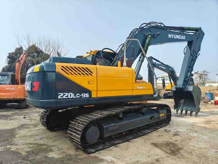 Second-hand Korean Hyundai 200LC-9S Excavator of Excellent Quality Is on Hot Sale at a Low Price - Escavadora de rastos: foto 2 Second-hand Korean Hyundai 200LC-9S Excavator of Excellent Quality Is on Hot Sale at a Low Price - Escavadora de rastos: foto 2