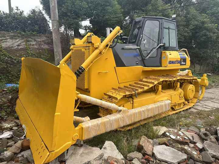 Used Japan Komatsu D85ESS Dozer with Ripper Komatsu D85 Crawler Bulldozer with Excellent Performance Low Price for Sale - Buldôzer: foto 2 Used Japan Komatsu D85ESS Dozer with Ripper Komatsu D85 Crawler Bulldozer with Excellent Performance Low Price for Sale - Buldôzer: foto 2