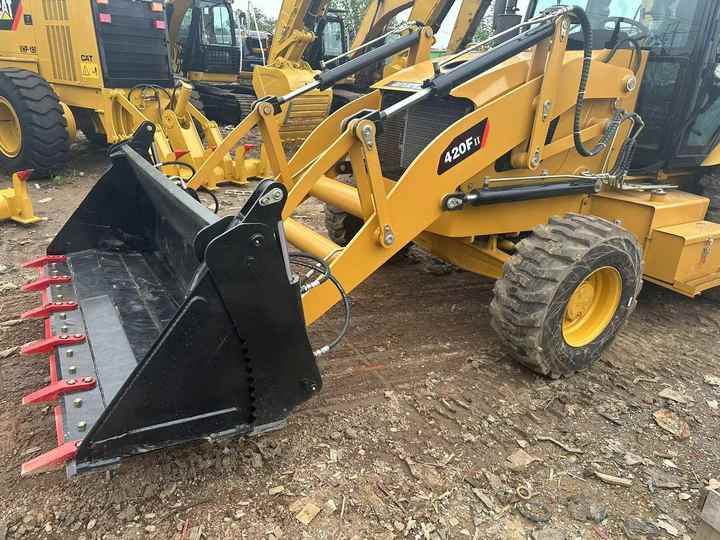 Used Wheel Loader CAT420F Caterpillar 420F Mini Construction Machinery Mini Wheel Skid Steer Loader in Stock - Retroescavadeira: foto 4 Used Wheel Loader CAT420F Caterpillar 420F Mini Construction Machinery Mini Wheel Skid Steer Loader in Stock - Retroescavadeira: foto 4