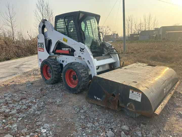 Used bobcat s185 skid steer loader on sale 100% excellent condition bobcat brand s185 s300 s550 s16 s18 skid steer sale - Mini carregadeira: foto 4 Used bobcat s185 skid steer loader on sale 100% excellent condition bobcat brand s185 s300 s550 s16 s18 skid steer sale - Mini carregadeira: foto 4