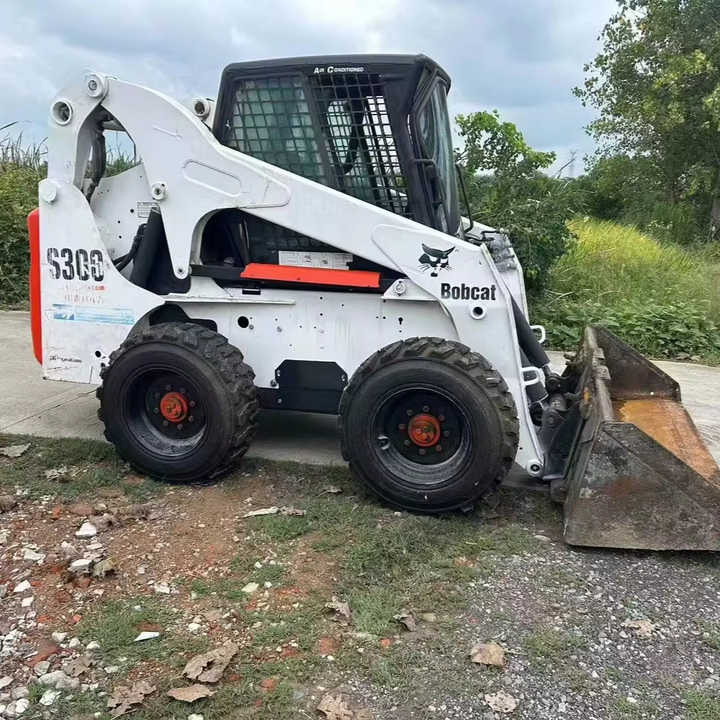 Very Good Machine Used Skid Wheel Loader Bobcat S300 for Sale - Mini carregadeira: foto 1 Very Good Machine Used Skid Wheel Loader Bobcat S300 for Sale - Mini carregadeira: foto 1