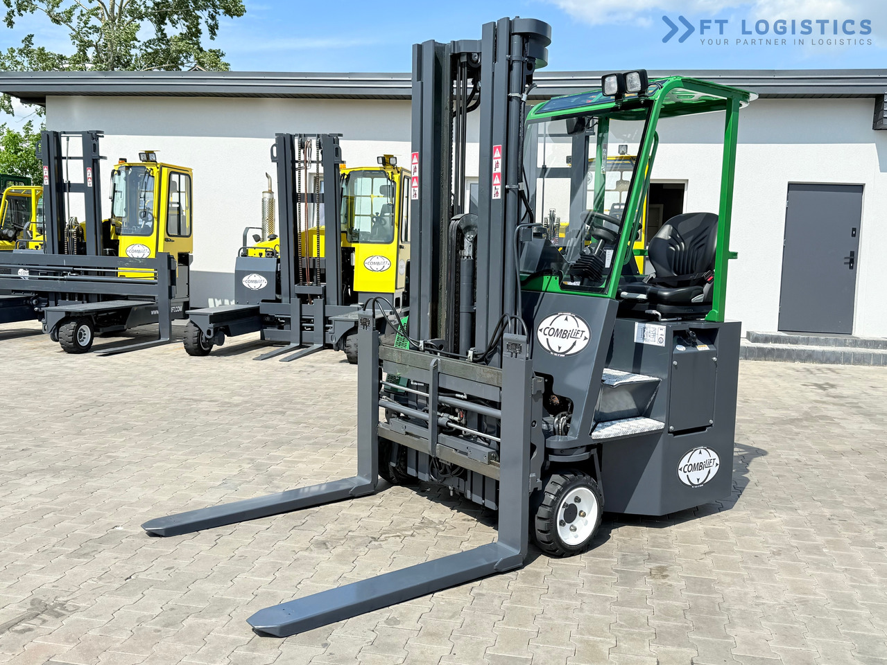 COMBILIFT CB2500 / DIESEL / EXTENDABLE FORKS / TRIPLEX / 5500MM / FREE LIFT / SIDE SHIFT / FORK POSITIONER / LIKE NEW - Empilhador de 4 vias: foto 1 COMBILIFT CB2500 / DIESEL / EXTENDABLE FORKS / TRIPLEX / 5500MM / FREE LIFT / SIDE SHIFT / FORK POSITIONER / LIKE NEW - Empilhador de 4 vias: foto 1