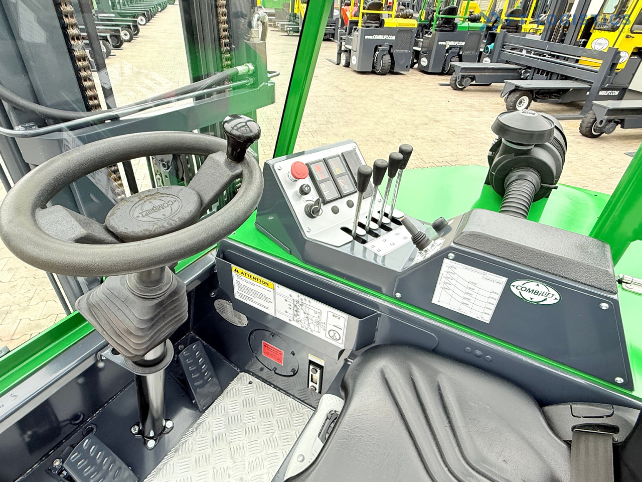 Empilhador de 4 vias nuevo COMBILIFT CB3000 / DIESEL / TRIPLEX 4900MM / FREE LIFT / SIDESHIFT / FORK POSITIONER / 1500MM FORKS / LIKE NEW: foto 15