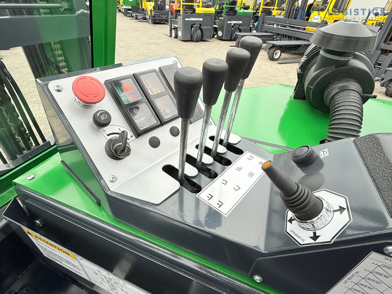 Empilhador de 4 vias nuevo COMBILIFT CB3000 / DIESEL / TRIPLEX 4900MM / FREE LIFT / SIDESHIFT / FORK POSITIONER / 1500MM FORKS / LIKE NEW: foto 20