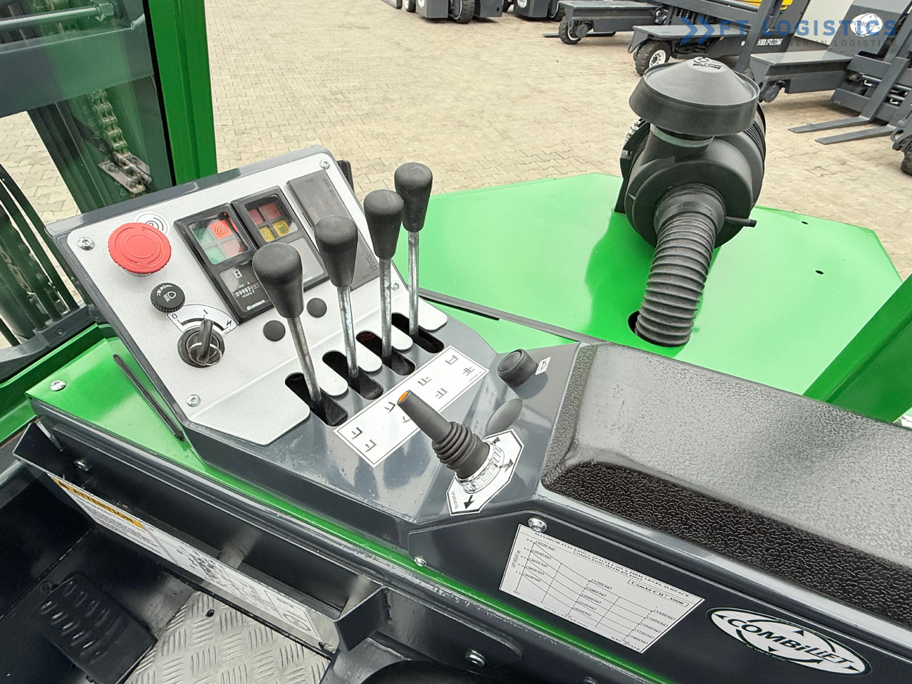 Empilhador de 4 vias nuevo COMBILIFT CB3000 / DIESEL / TRIPLEX 4900MM / FREE LIFT / SIDESHIFT / FORK POSITIONER / 1500MM FORKS / LIKE NEW: foto 17
