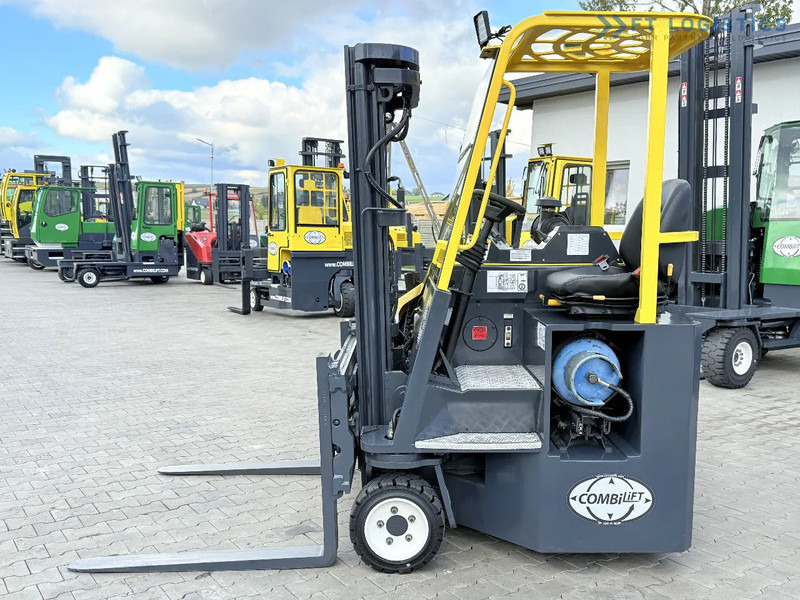 Combilift C3000CB / GAS / TRIPLEX 4900MM / FREE LIFT / FORK POSITIONER / SIDE SHIFT / EXCELLENT CONDITION / Wide range of four-way and sid - Empilhador de 4 vias: foto 3 Combilift C3000CB / GAS / TRIPLEX 4900MM / FREE LIFT / FORK POSITIONER / SIDE SHIFT / EXCELLENT CONDITION / Wide range of four-way and sid - Empilhador de 4 vias: foto 3