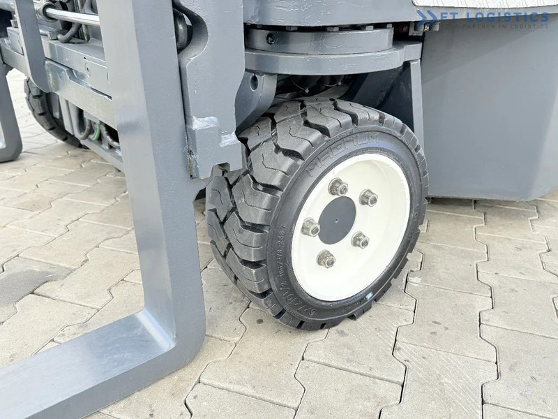 Combilift C3000CB / GAS / TRIPLEX 4900MM / FREE LIFT / FORK POSITIONER / SIDE SHIFT / EXCELLENT CONDITION / Wide range of four-way and sid - Empilhador de 4 vias: foto 4 Combilift C3000CB / GAS / TRIPLEX 4900MM / FREE LIFT / FORK POSITIONER / SIDE SHIFT / EXCELLENT CONDITION / Wide range of four-way and sid - Empilhador de 4 vias: foto 4