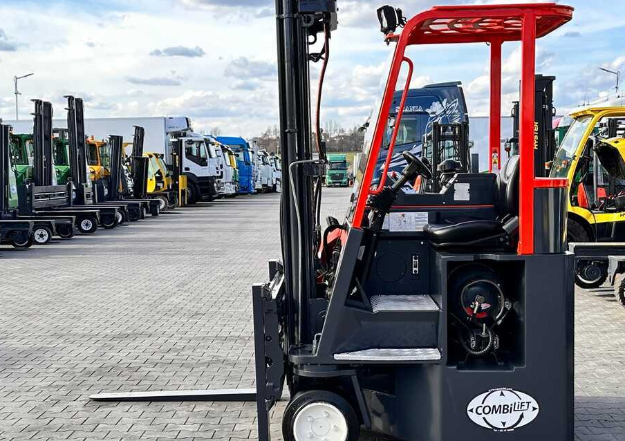 Combilift C3000CB / LPG / TRIPLEX / 5500MM / FREE LIFT / SIDE SHIFT + FORK POSITIONER / LIKE NEW - Empilhador de 4 vias: foto 2 Combilift C3000CB / LPG / TRIPLEX / 5500MM / FREE LIFT / SIDE SHIFT + FORK POSITIONER / LIKE NEW - Empilhador de 4 vias: foto 2