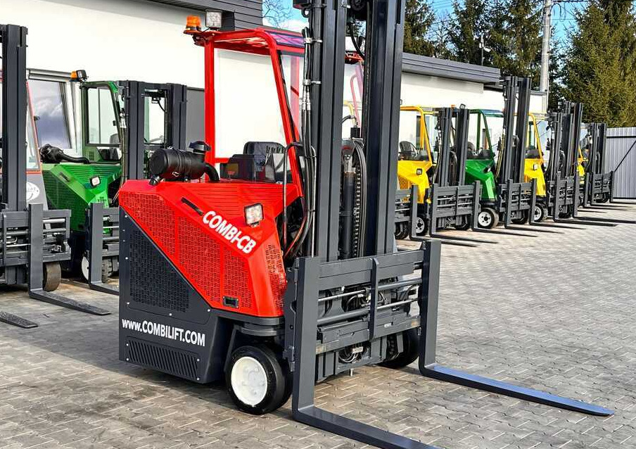 Combilift C3000CB / LPG / TRIPLEX / 5500MM / FREE LIFT / SIDE SHIFT + FORK POSITIONER / LIKE NEW - Empilhador de 4 vias: foto 4 Combilift C3000CB / LPG / TRIPLEX / 5500MM / FREE LIFT / SIDE SHIFT + FORK POSITIONER / LIKE NEW - Empilhador de 4 vias: foto 4