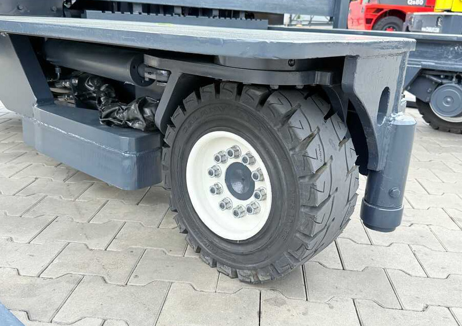 Combilift C5000 / TRIPLEX 7500MM / WIDE FORK POSITIONER / FREE LIFT / NEW TYRES / HEATED CABIN - Empilhador de 4 vias: foto 5 Combilift C5000 / TRIPLEX 7500MM / WIDE FORK POSITIONER / FREE LIFT / NEW TYRES / HEATED CABIN - Empilhador de 4 vias: foto 5