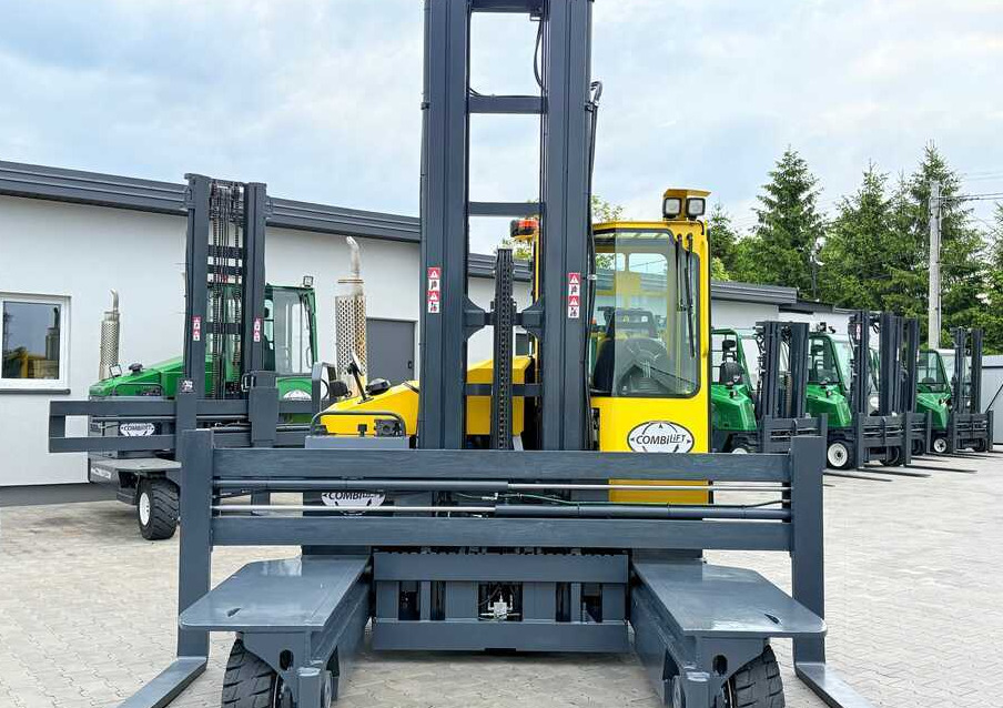 Combilift C5000 / TRIPLEX 7500MM / WIDE FORK POSITIONER / FREE LIFT / NEW TYRES / HEATED CABIN - Empilhador de 4 vias: foto 3 Combilift C5000 / TRIPLEX 7500MM / WIDE FORK POSITIONER / FREE LIFT / NEW TYRES / HEATED CABIN - Empilhador de 4 vias: foto 3