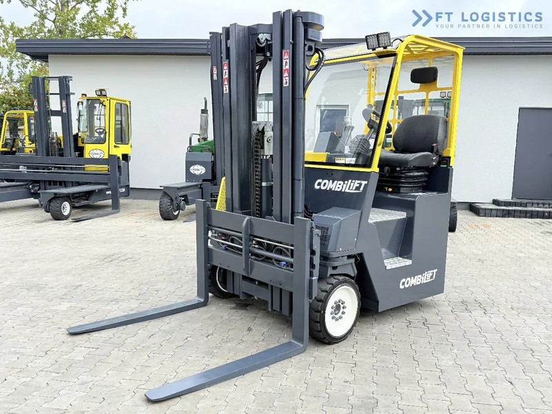 Combilift CB4000 / GAS / TRIPLEX 5200MM / FREE LIFT / FORK POSITIONER / SIDE SHIFT / EXCELLENT CONDITION / Wide range of four-way and side - Empilhador de 4 vias: foto 4 Combilift CB4000 / GAS / TRIPLEX 5200MM / FREE LIFT / FORK POSITIONER / SIDE SHIFT / EXCELLENT CONDITION / Wide range of four-way and side - Empilhador de 4 vias: foto 4
